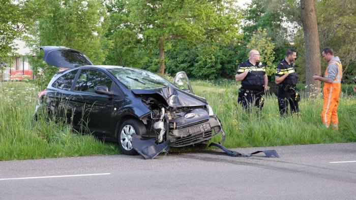 Auto botst tegen lantaarnpaal_1