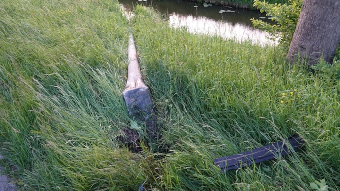 Auto botst tegen lantaarnpaal