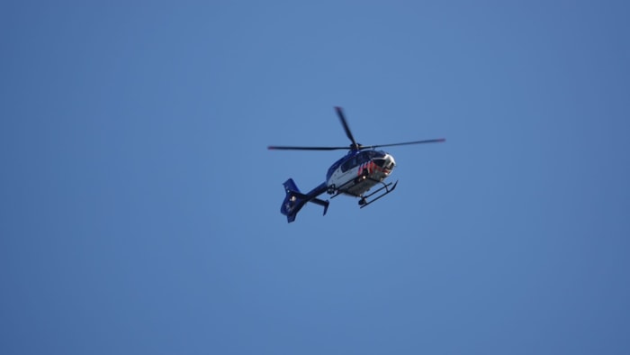 Politiehelicopter zoekt naar dader overval op Albert Heijn aan de Dorpsstraat in Zwaag