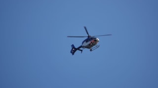 Politiehelicopter zoekt naar dader overval op Albert Heijn aan de Dorpsstraat in Zwaag