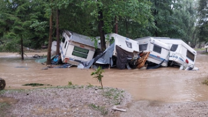 Caravans na de modderstroom in Slovenië