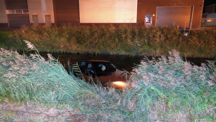 Auto te water aan De Corantijn_1
