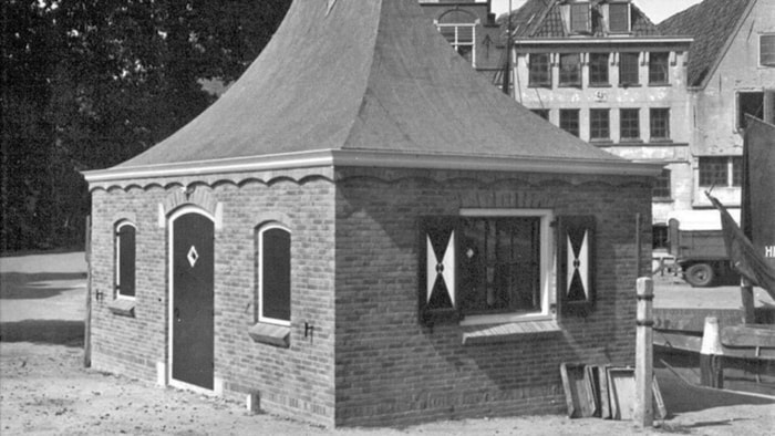 Visafslag in Hoornse haven naast Hoofdtoren