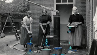 Campagnebeeld Waterwijs, Huizer vrouwen bij de pomp, Zuiderzeecollectie, 1930-1950