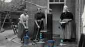 Campagnebeeld Waterwijs, Huizer vrouwen bij de pomp, Zuiderzeecollectie, 1930-1950