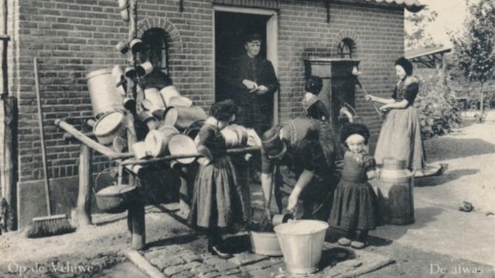 Op de Veluwe, de afwas, fotograaf onbekend, 1940-1956
