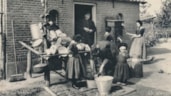 Op de Veluwe, de afwas, fotograaf onbekend, 1940-1956