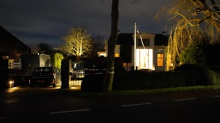 Politie hele avond bezig met sporenonderzoek bij overleden persoon in Schellinkhout