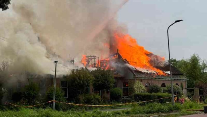 Boerderij in Zwaagdijk-West volledig in de as