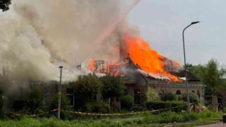 Boerderij in Zwaagdijk-West volledig in de as