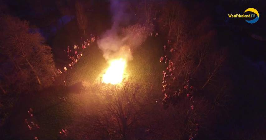 Spectaculaire video kerstboomverbranding vanuit de lucht gefimd...