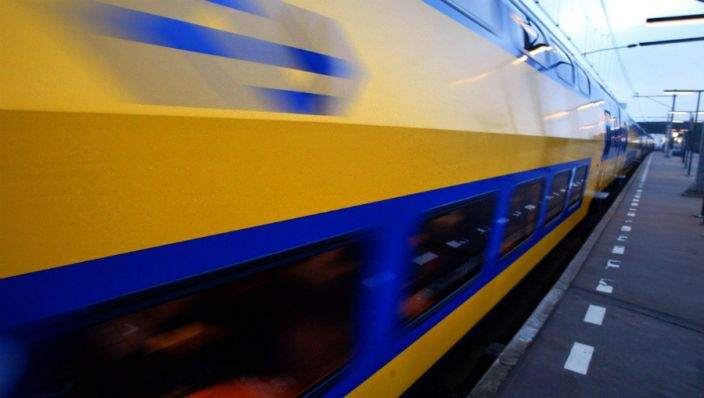 Lafaard slaat jongen knock-out in trein voor 20 euro