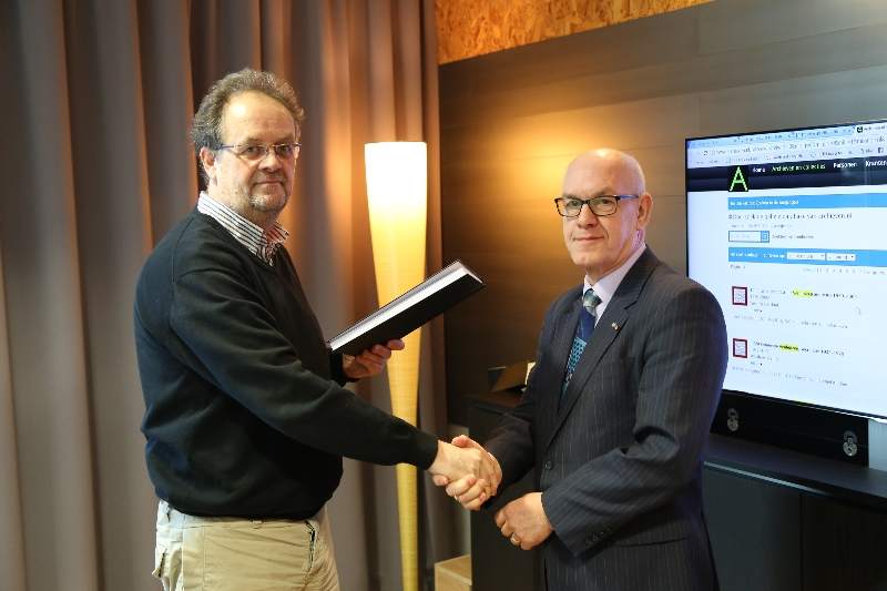 Burgemeester Van der Riet plaatst de oude archieven van Venhuizen online