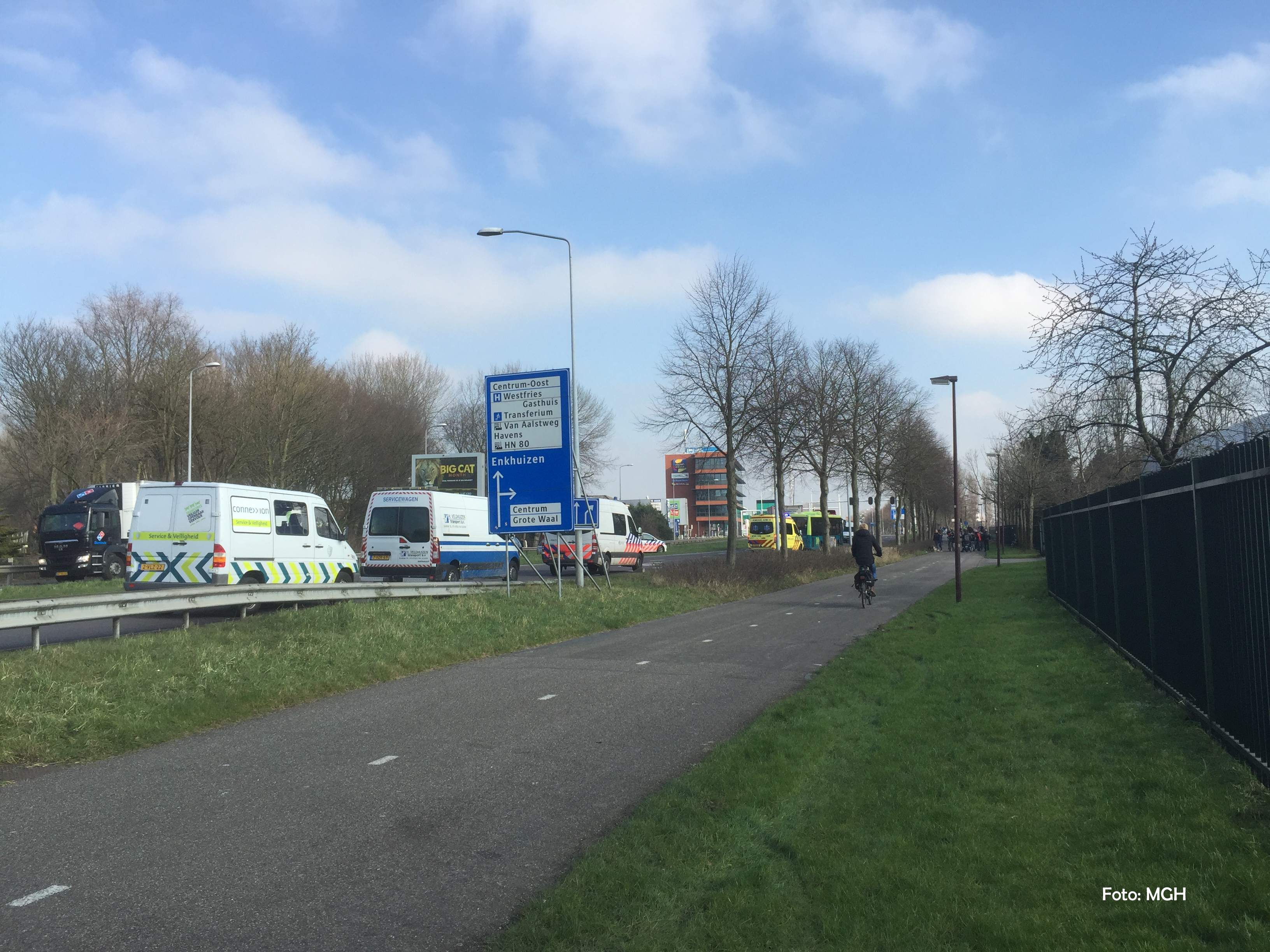 Ravage op provinciale weg door botsing lijnbus Connexxion op vrachtwagens