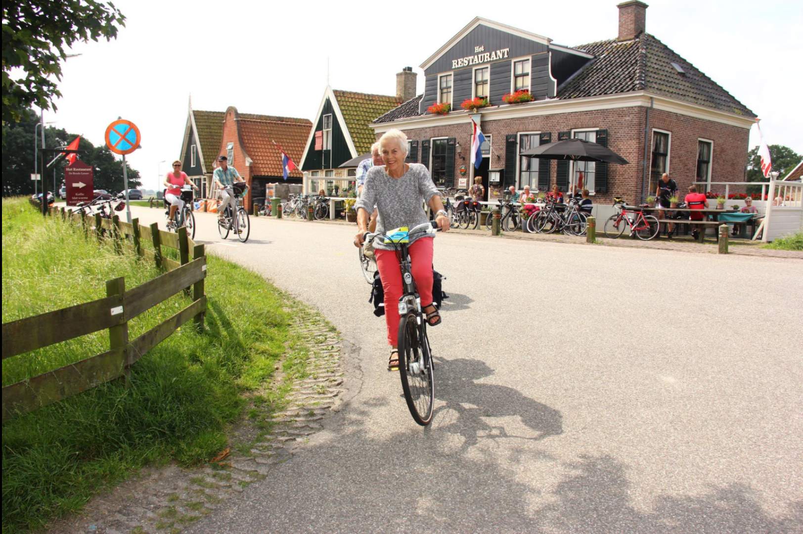 Fietsen over een eeuwenoude dijk in Holland boven Amsterdam