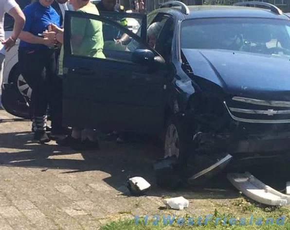 Veel schade en een gewonde bij aanrijding tussen twee auto’s in Hoorn