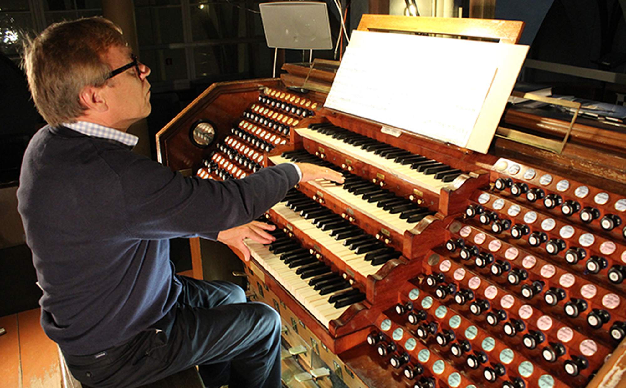 Everhard Zwart bespeelt op 14 mei 2016 het mooie orgel in de Hervormde kerk in Venhuizen