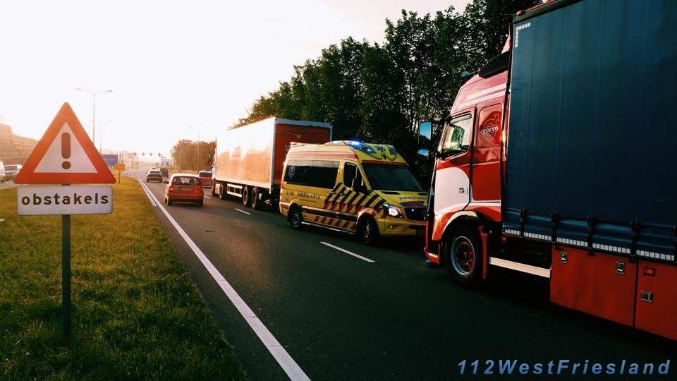 Ongeluk met meerdere vrachtwagens op de Westfrisiaweg door rondvliegende papieren