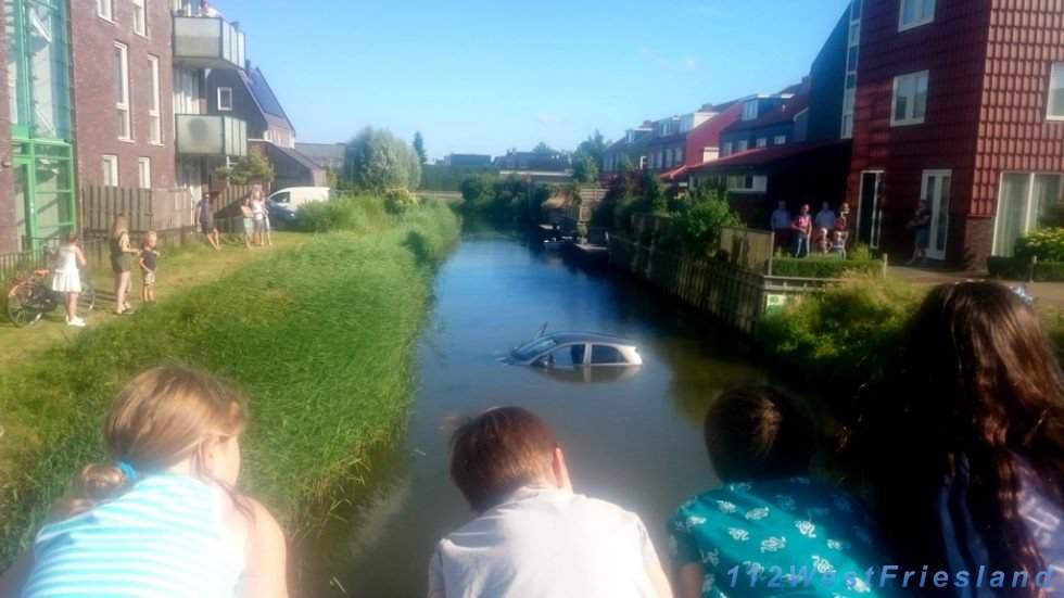 Man raakt met de auto te water na missen bocht op de Schouwmeester in Zwaag