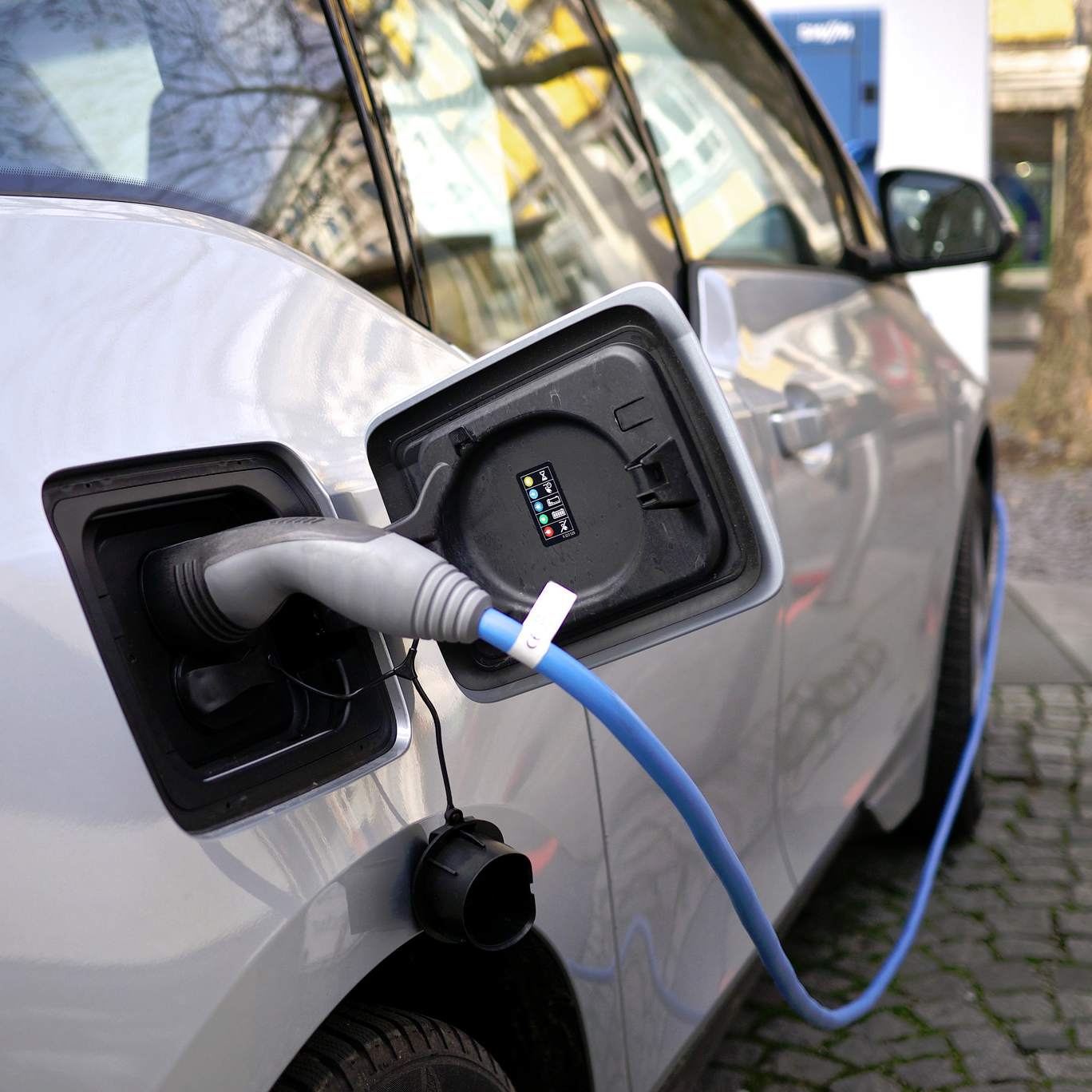 Vier straten in Hoorn krijgen elektrische laadpalen