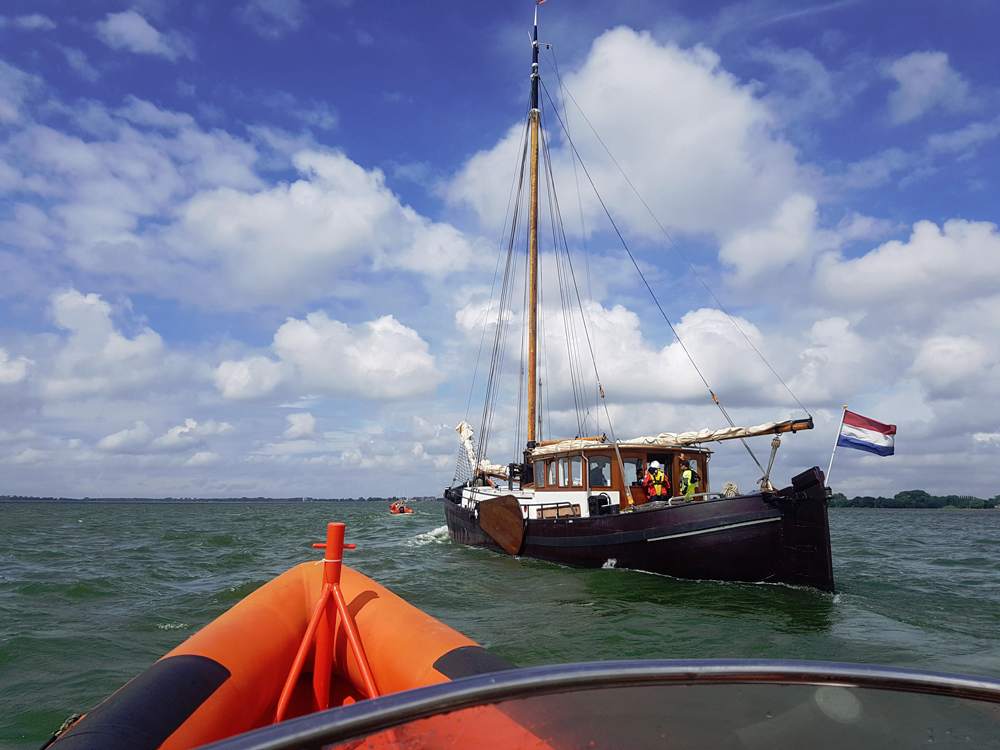 Klipper met motorproblemen nabij Schellinkhout (video)