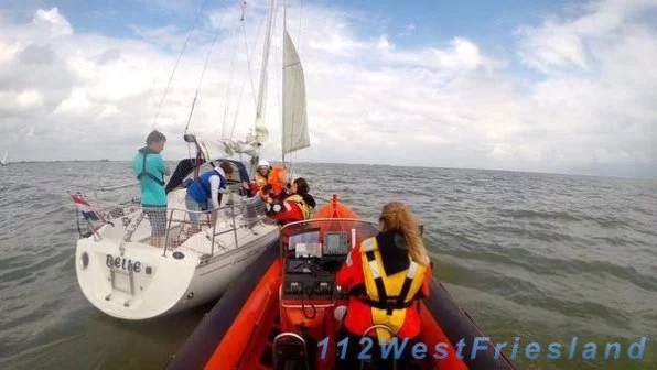 Zwangere vrouw en peuter geëvacueerd van zeiljacht op het Markermeer (video)
