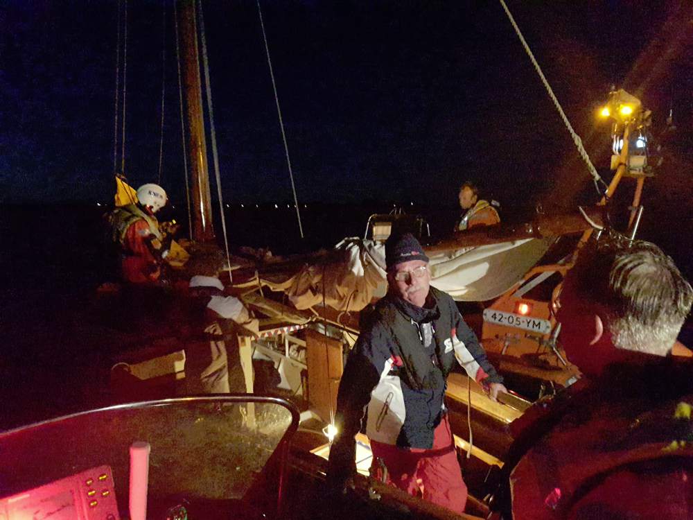 Zeilboot in problemen door plotselinge windstilte (Video)