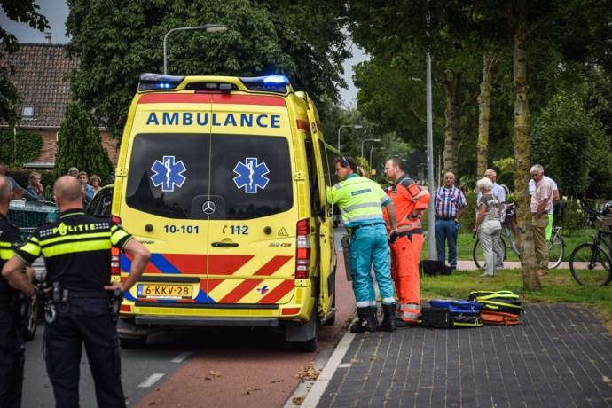 Wielrenner zwaargewond bij aanrijding Zwaag