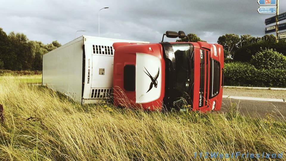 Vrachtwagen kantelt op de rotonde van de Provincialeweg (N506) 