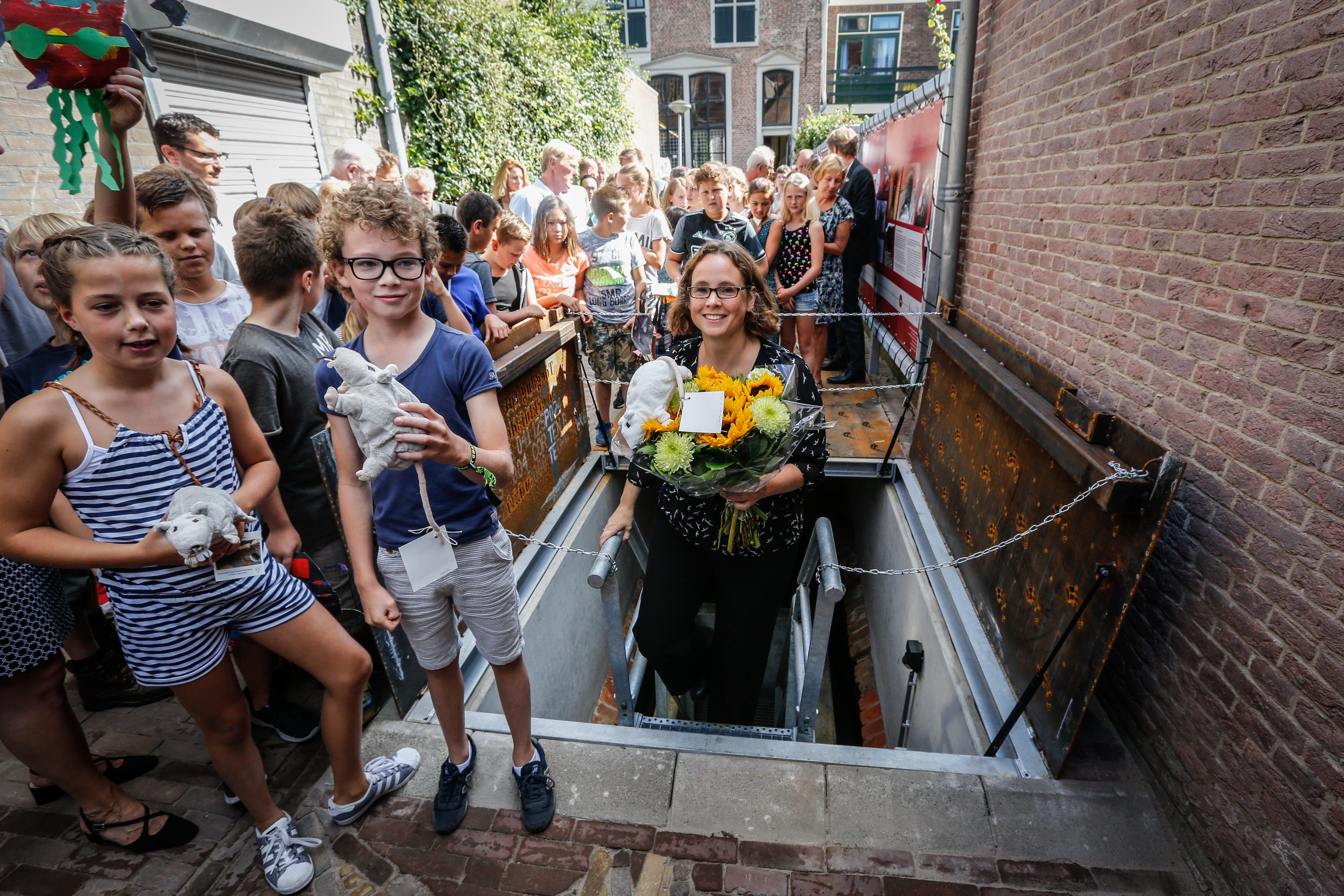 Opening historisch riool in binnenstad Hoorn