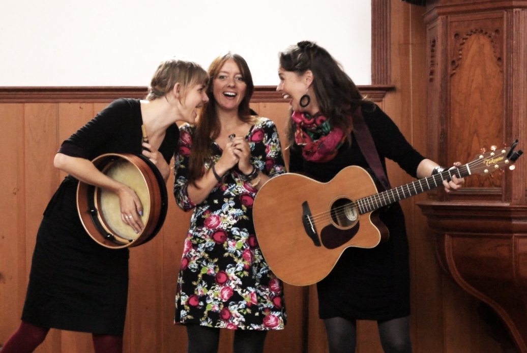 The Lasses & Kathryn Claire in het kerkje van Oudendijk