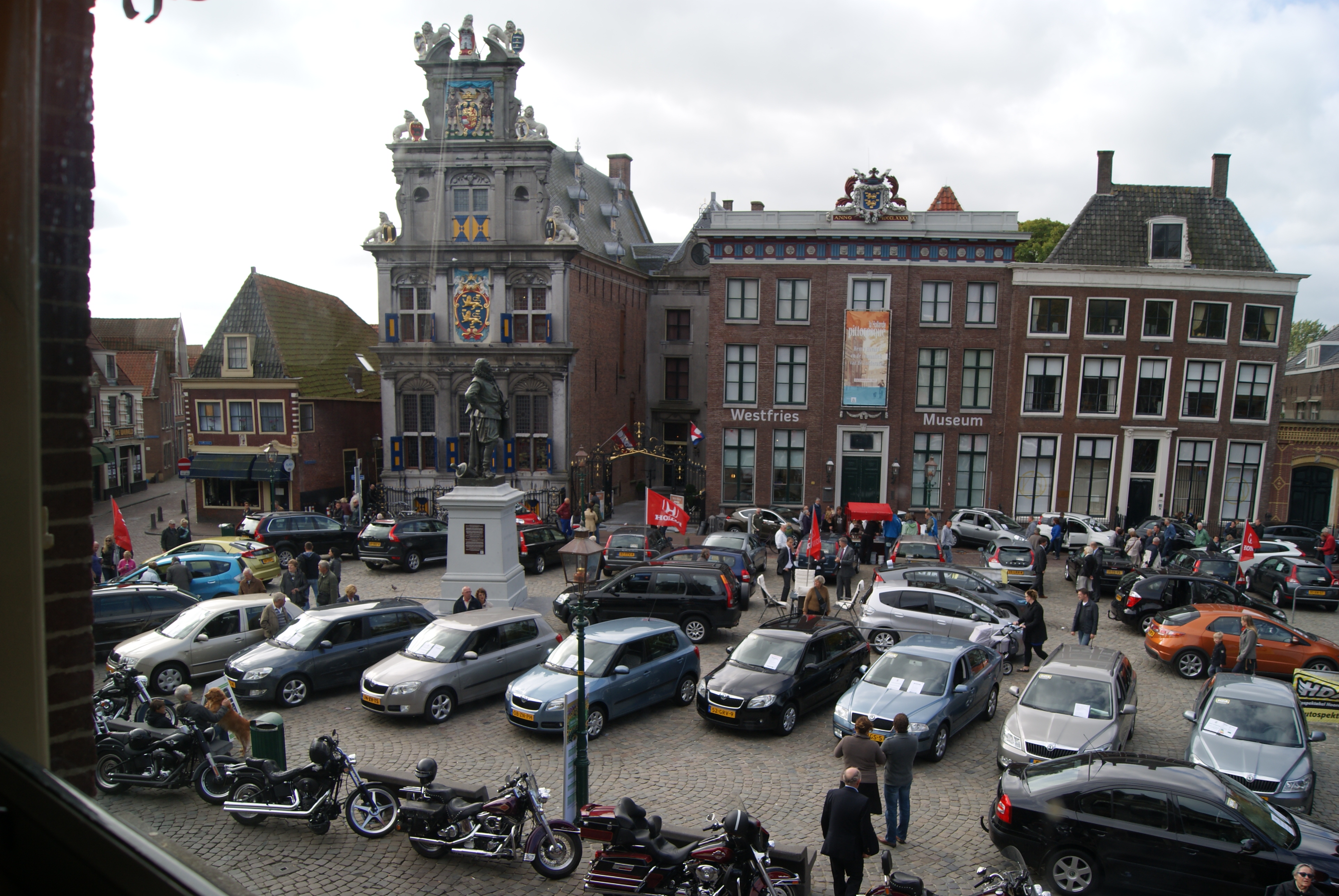 Hoornse autobedrijven gaan de straat op tijdens de Superkoopzondag van 25 september