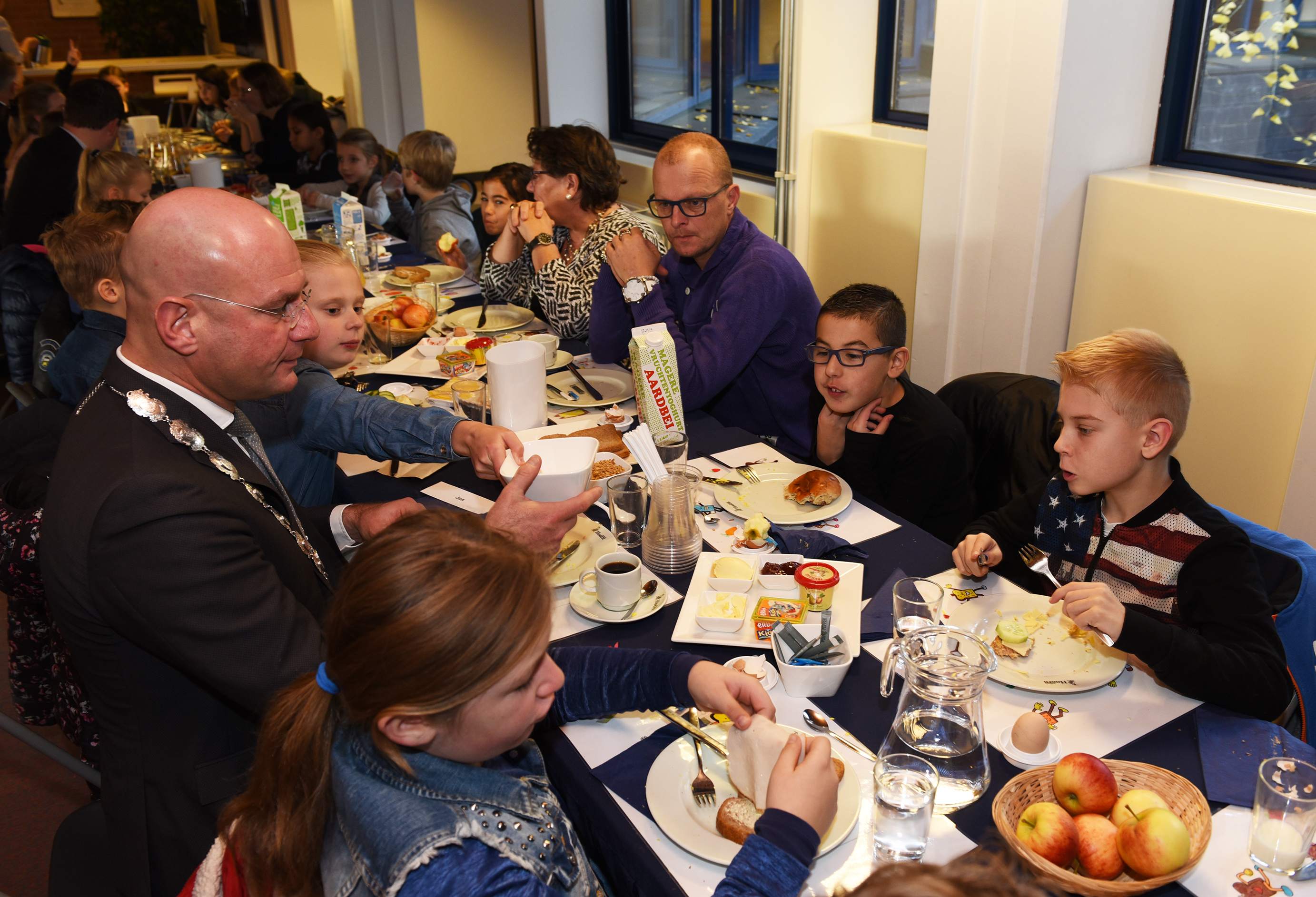 Leerlingen ontbijten samen met burgemeester en wethouders in stadhuis