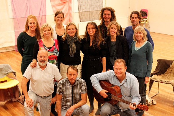 Deelnemers Volgspot #4-1 met in het midden zangcoach Ciska Ruitenberg en linksonder regisseur Klaas Visser
