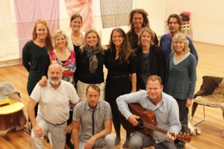 Deelnemers Volgspot #4-1 met in het midden zangcoach Ciska Ruitenberg en linksonder regisseur Klaas Visser