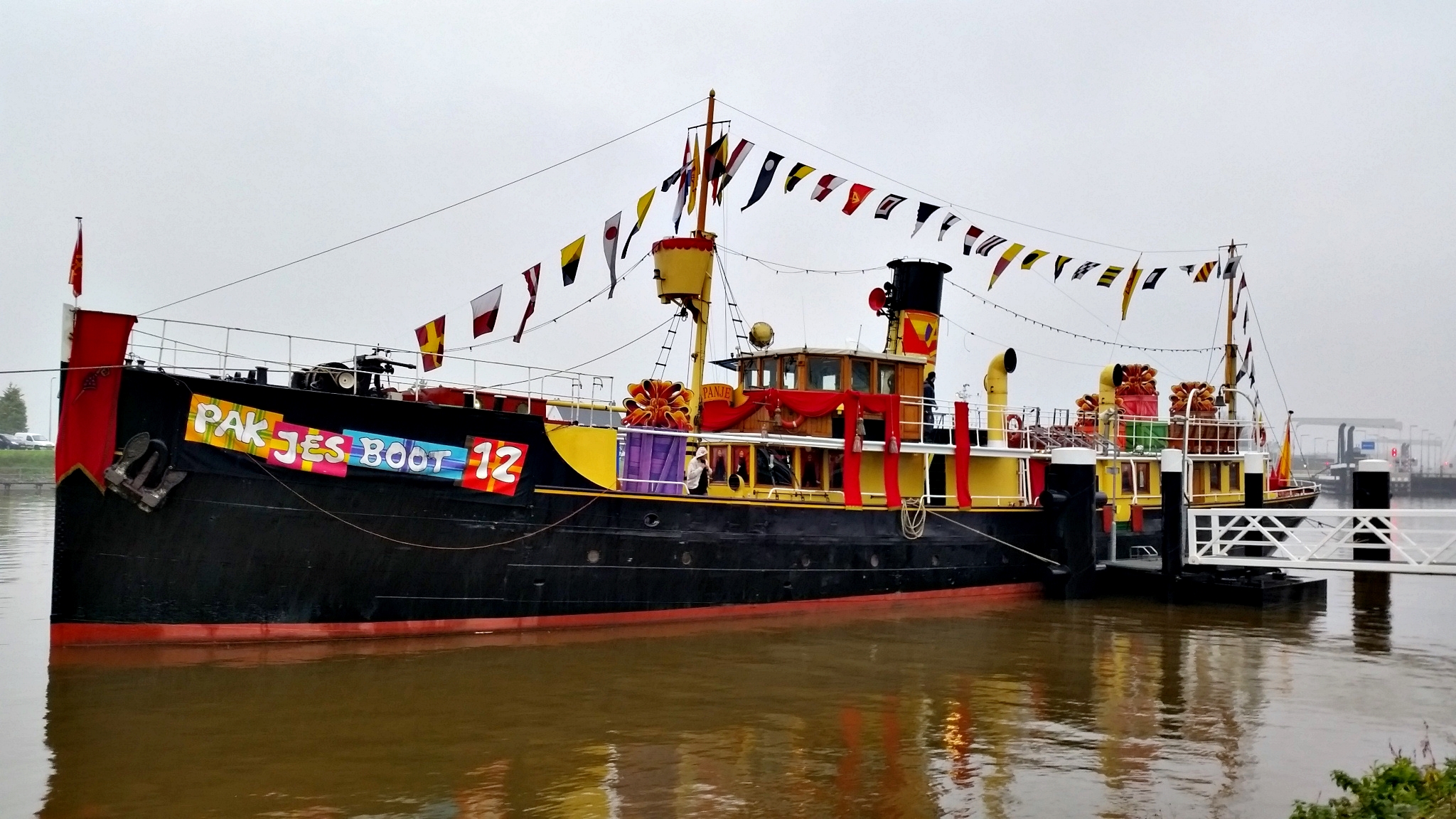 Sinterklaas en de pakjesboot aan het Oostereiland