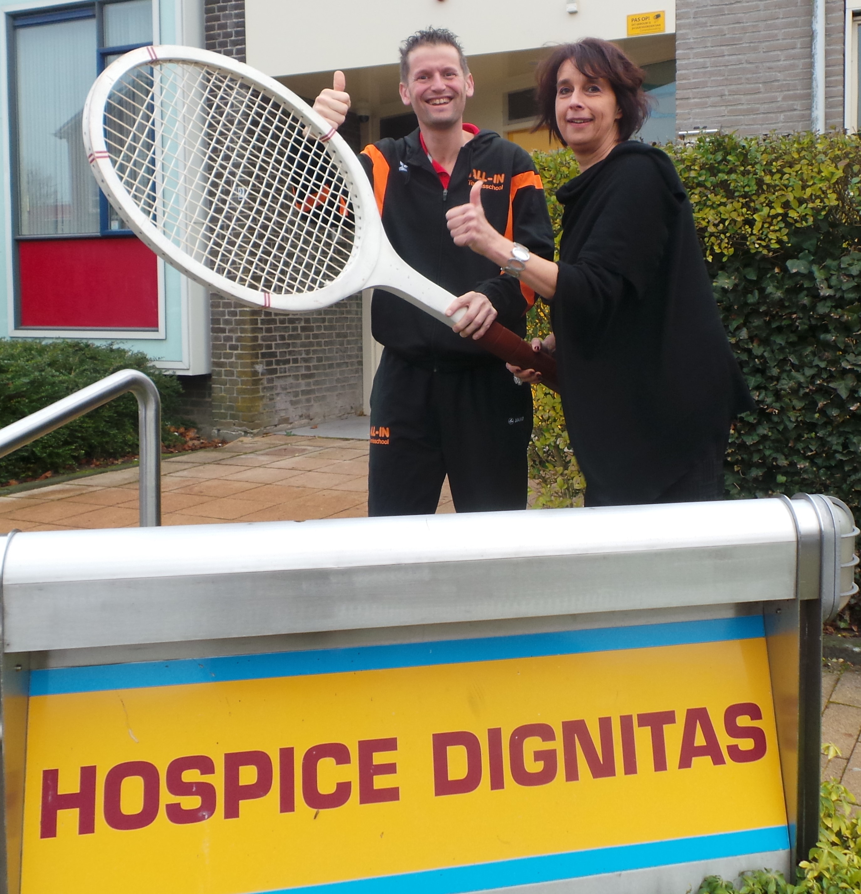 Tennisschool ALL-IN en HOSPICE DIGNITAS brengen leven in de brouwerij