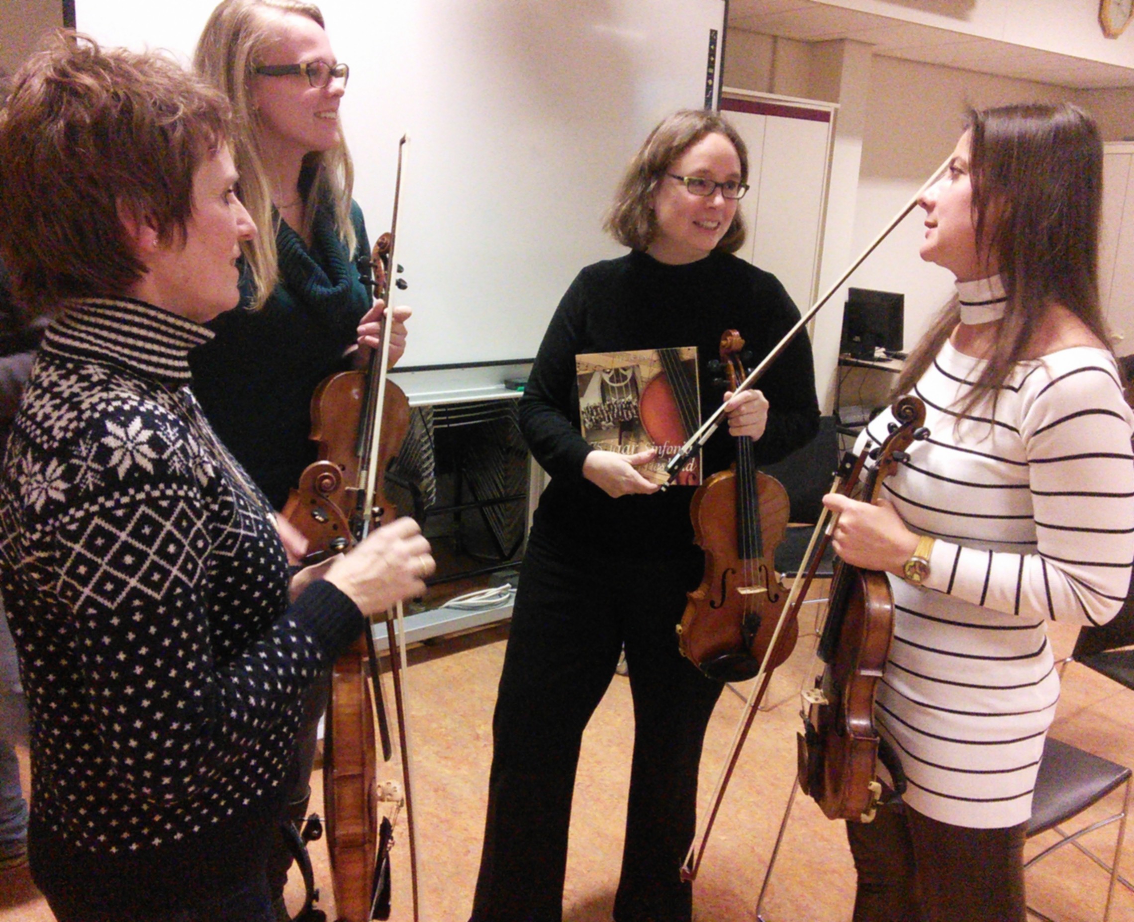 Wethouder de Jong bezoekt en speelt mee met repetitie Symfonie orkest Sinfonia