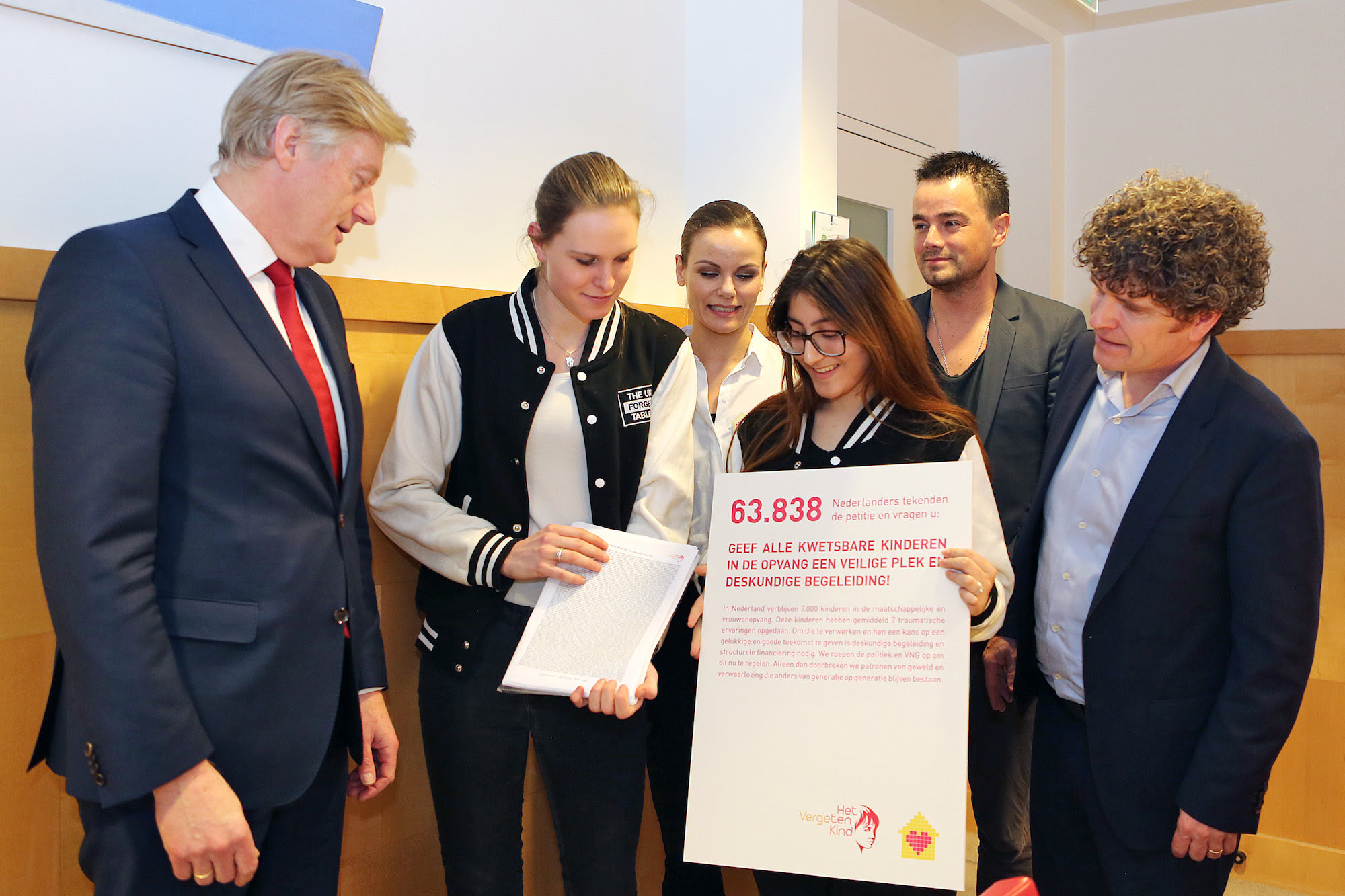 Staatssecretaris van Rijn ontvangt petitie met 63.838 handtekeningen van Het Vergeten Kind