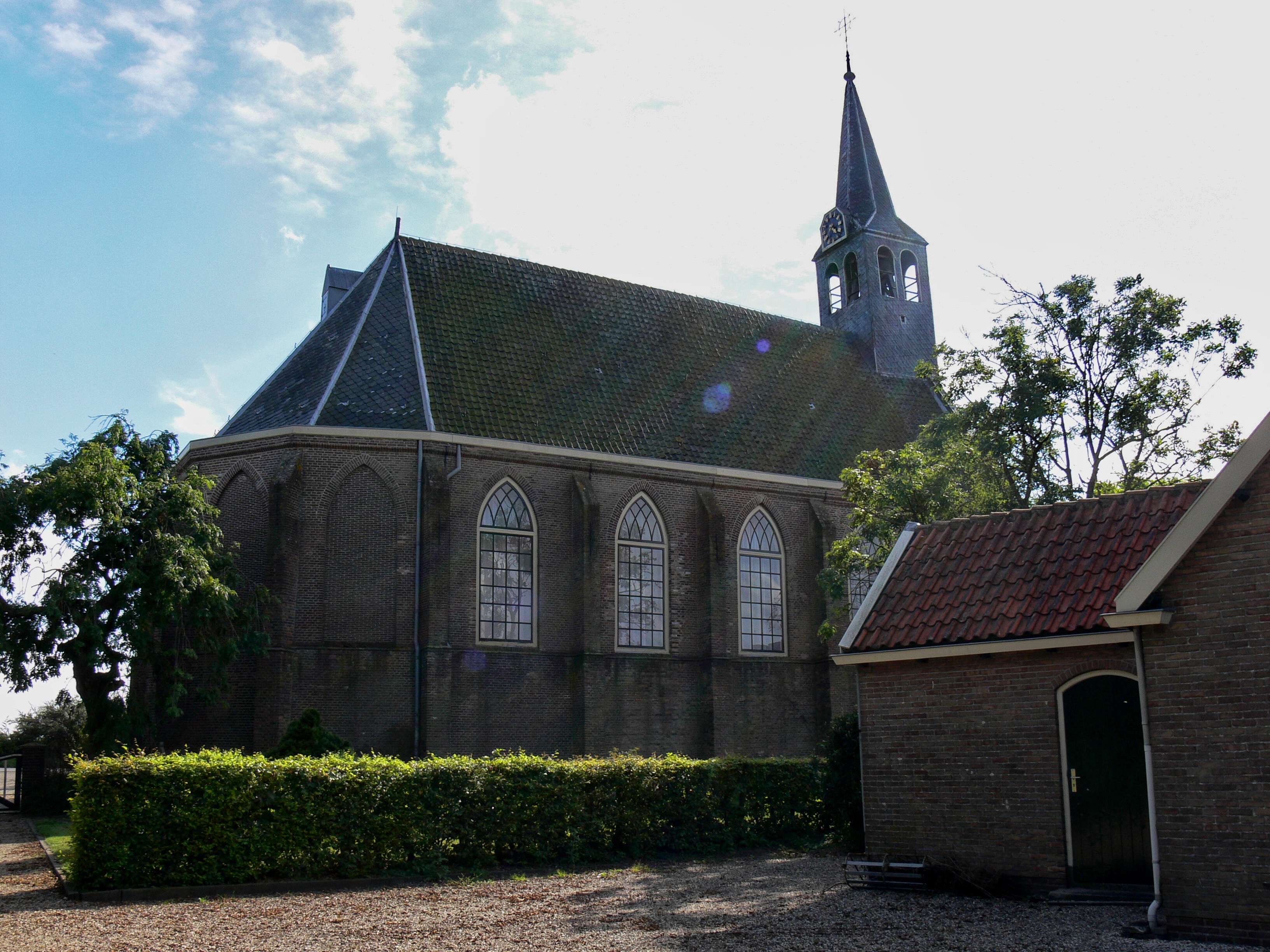 Antiek en curiosa in kerkje Oudendijk