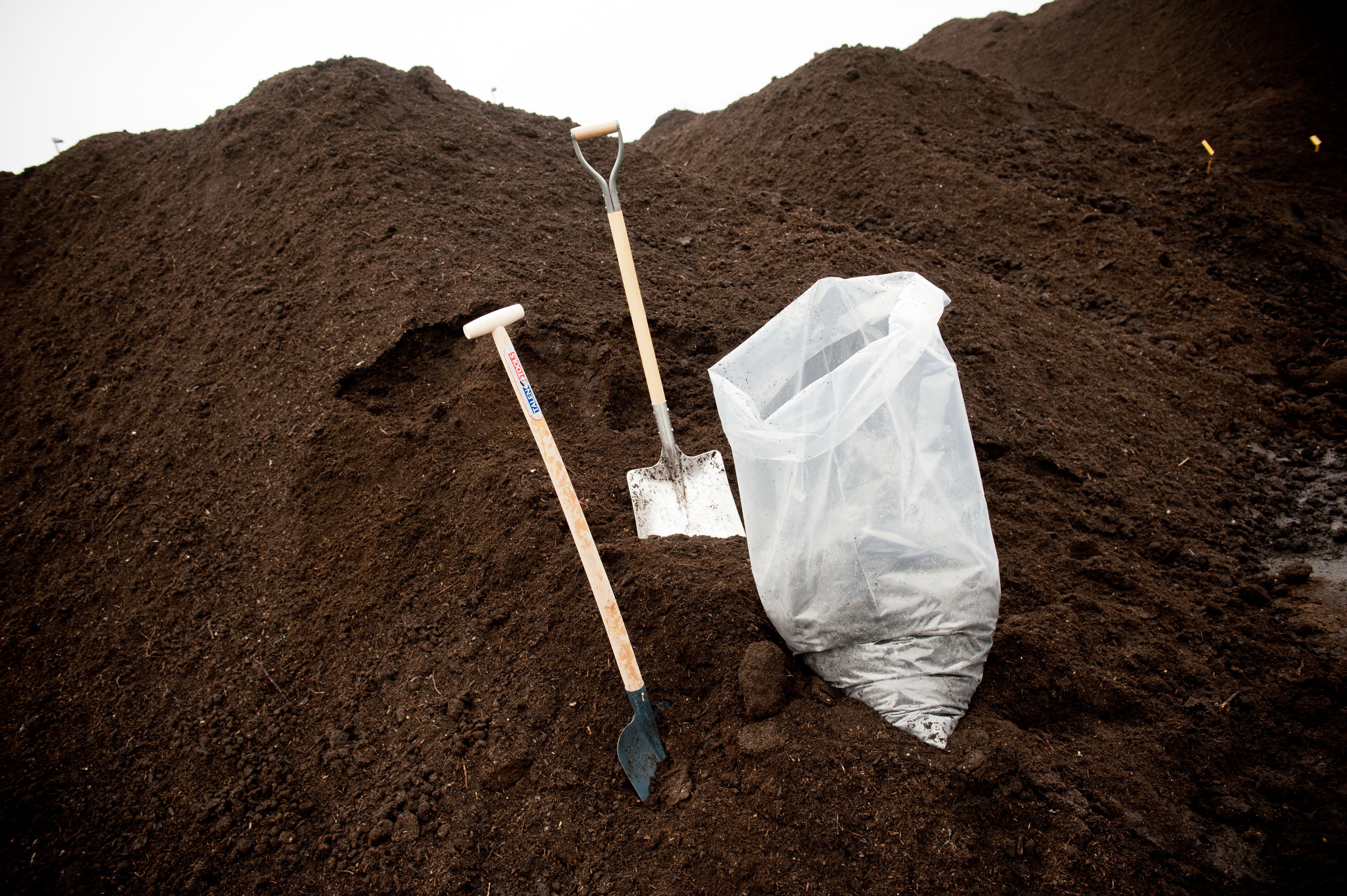 Gratis compost  scheppen bij HVC tijdens Compostdag