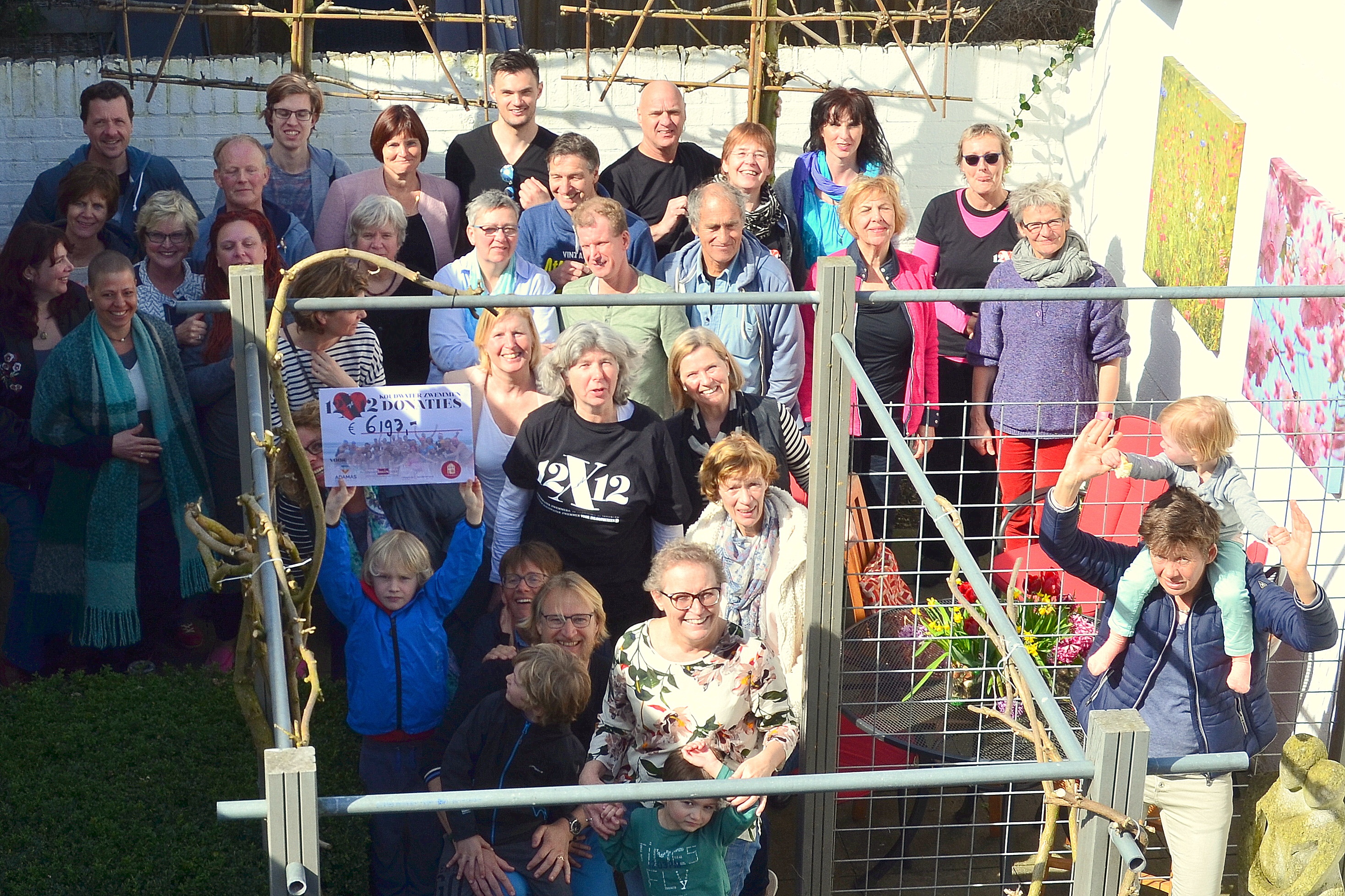 12x12 Koudwaterzwemmen zwemt 6.200 euro bijeen voor inloophuizen