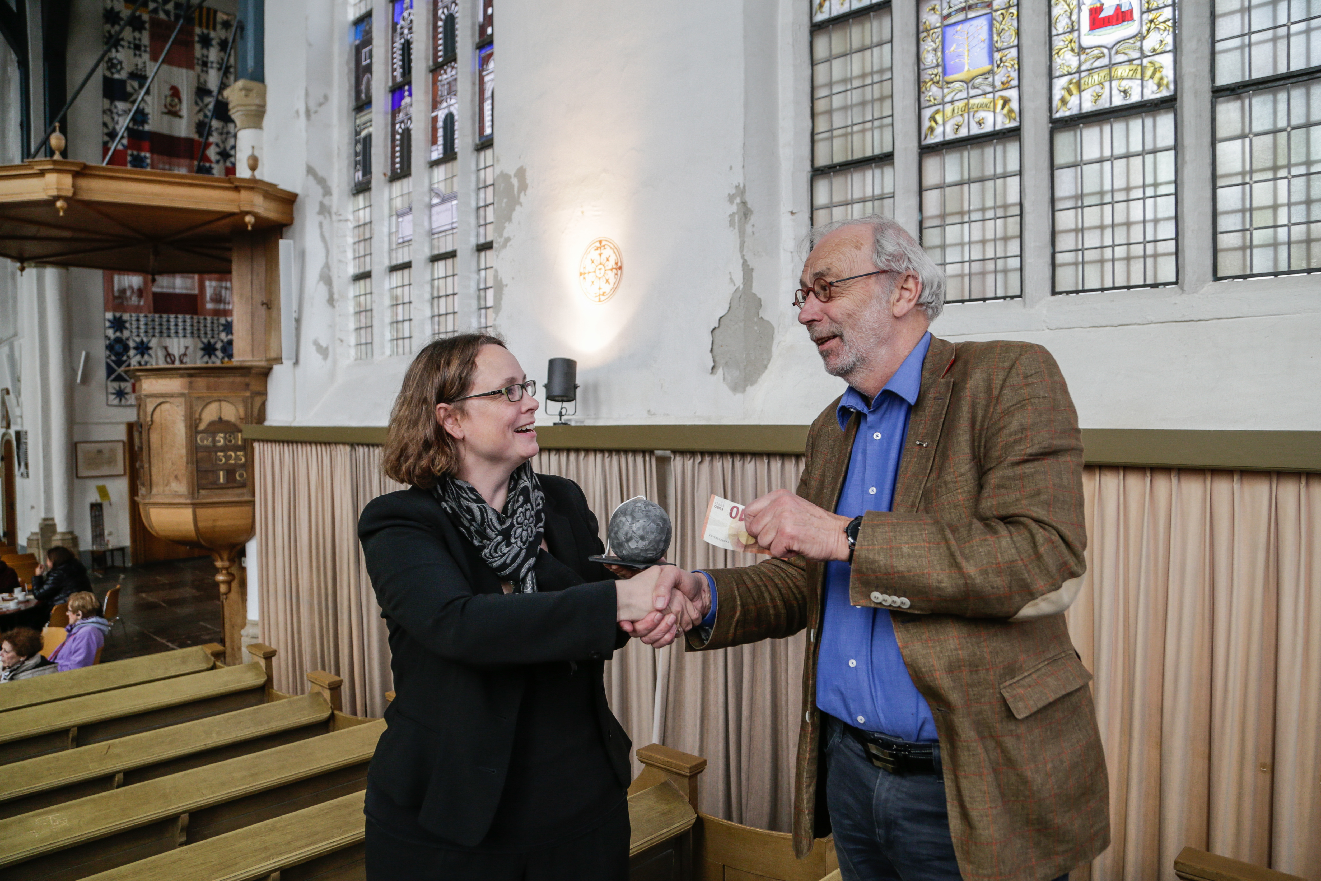 Oosterkerk herhaalt succesvolle  verkoopstunt kogelkaarsen uit 1976