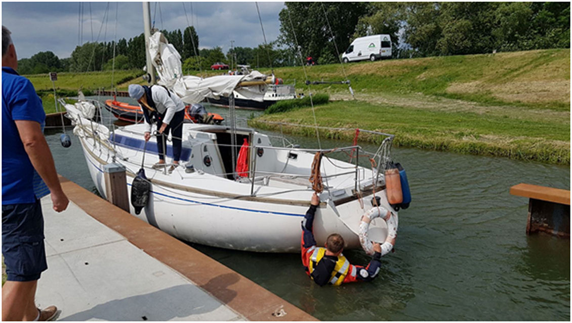 Zeiljacht in problemen door waterplanten in de schroef