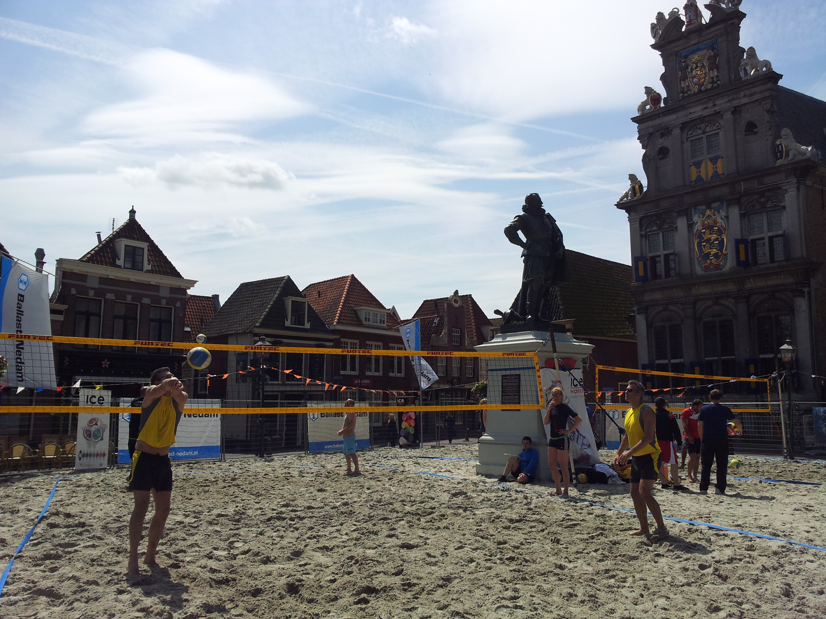 Roode Steen decor voor beachvolleybaltoernooi