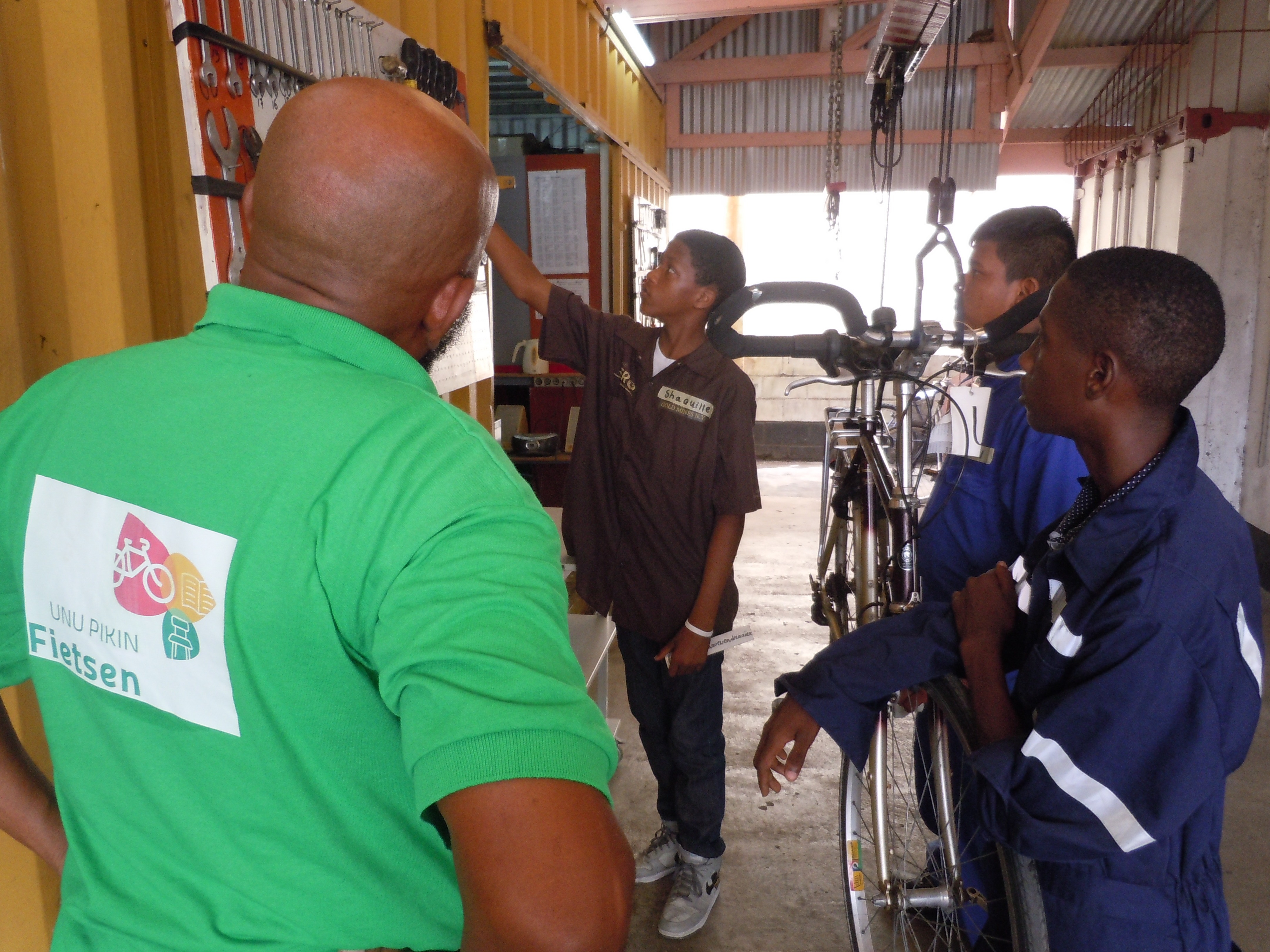 Unu Pikin zoekt fietsen voor Suriname