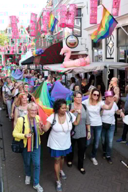 Pride Walk in de Dubbele Buurt versierd voor Roze Maandag