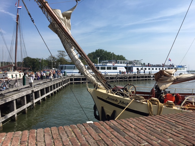 Vragen aan het College van B&W m.b.t. witte vloot schip aan Houten Hoofd