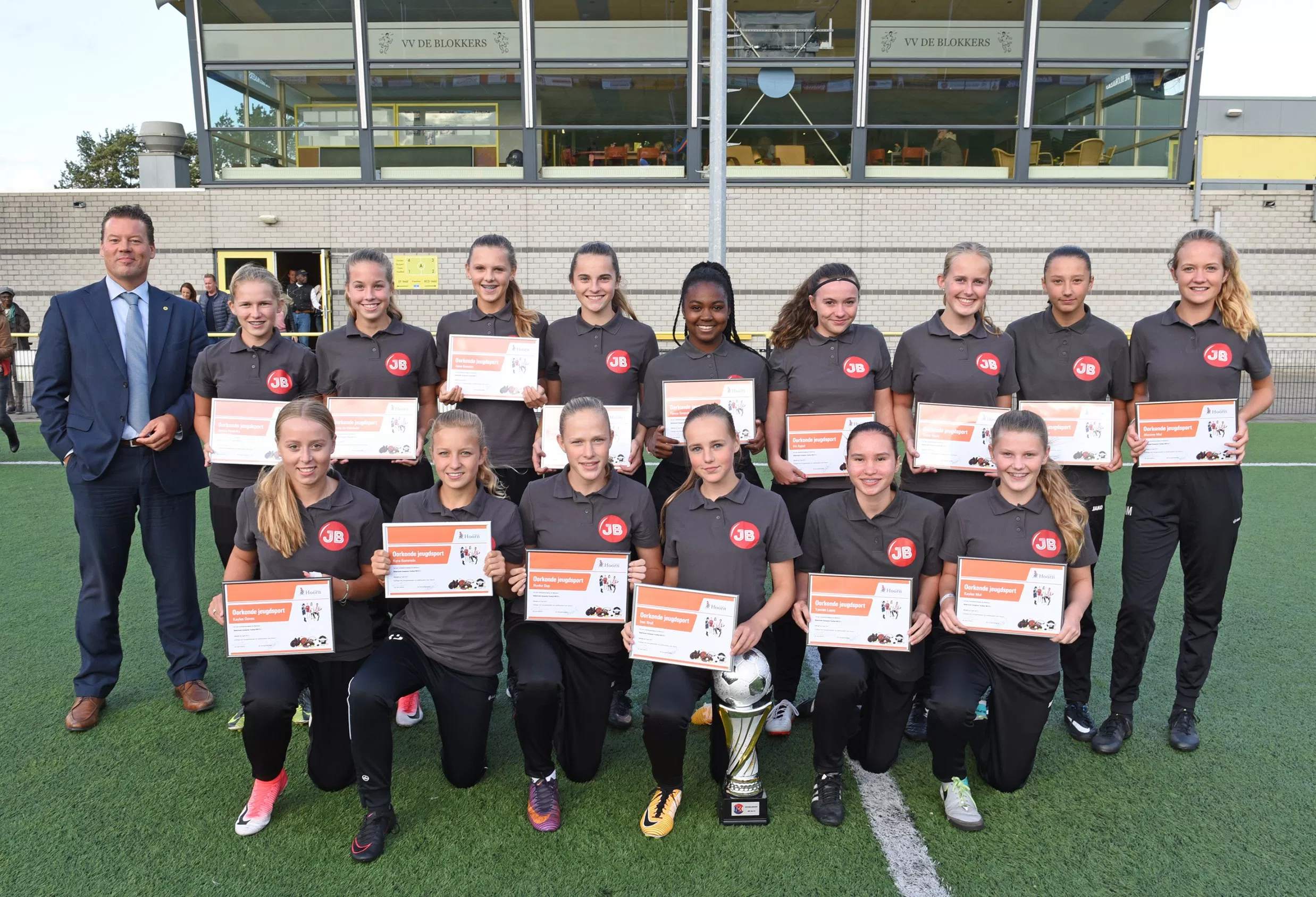 Meisjesteam De Blokkers onderscheiden voor kampioenschap