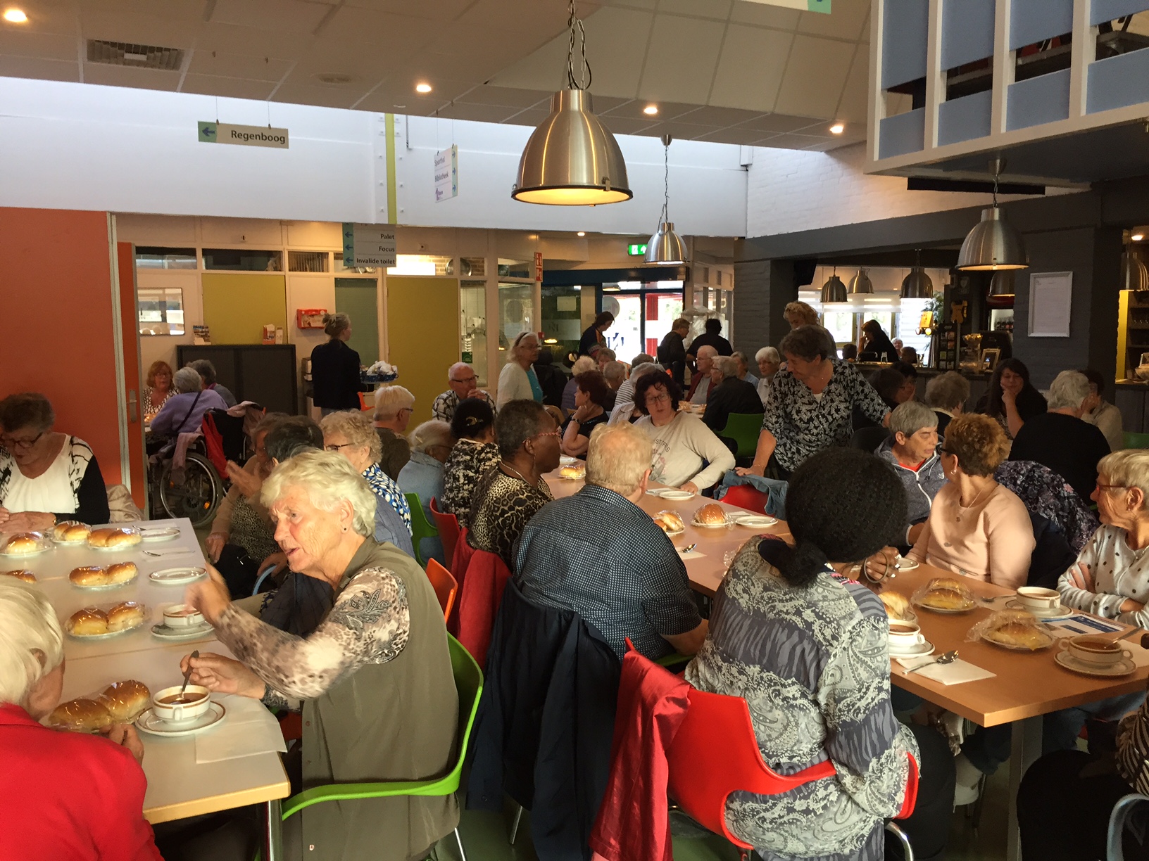 Grote opkomst van (eenzame) ouderen bij theatervoorstelling in Hoorn